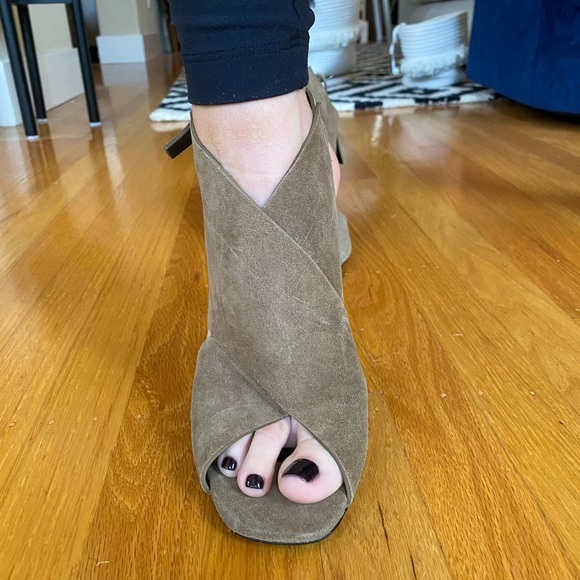 Never worn! - Picture 3 of 5